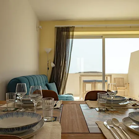 Elegant With Open Views 아파트 *