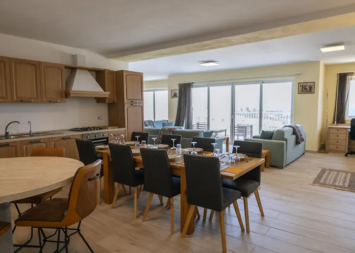 Elegant With Open Views 아파트