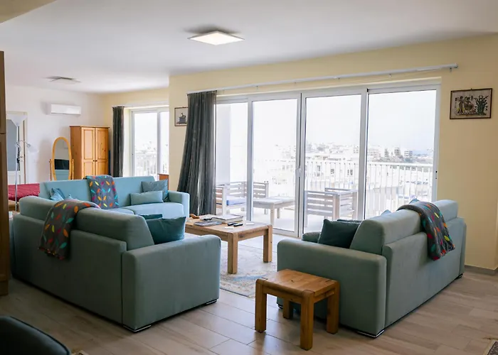 Elegant With Open Views 아파트